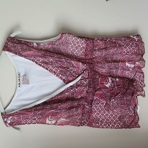 Woman's sleeveless v neck top